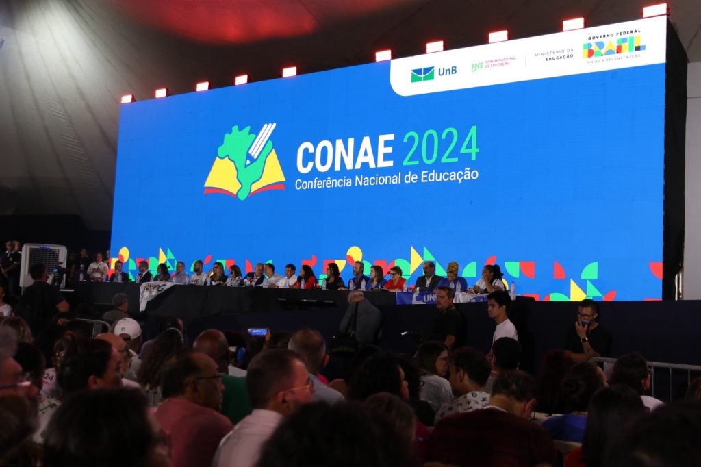 Mesa de autoridades a frente do painel CONAE 2024