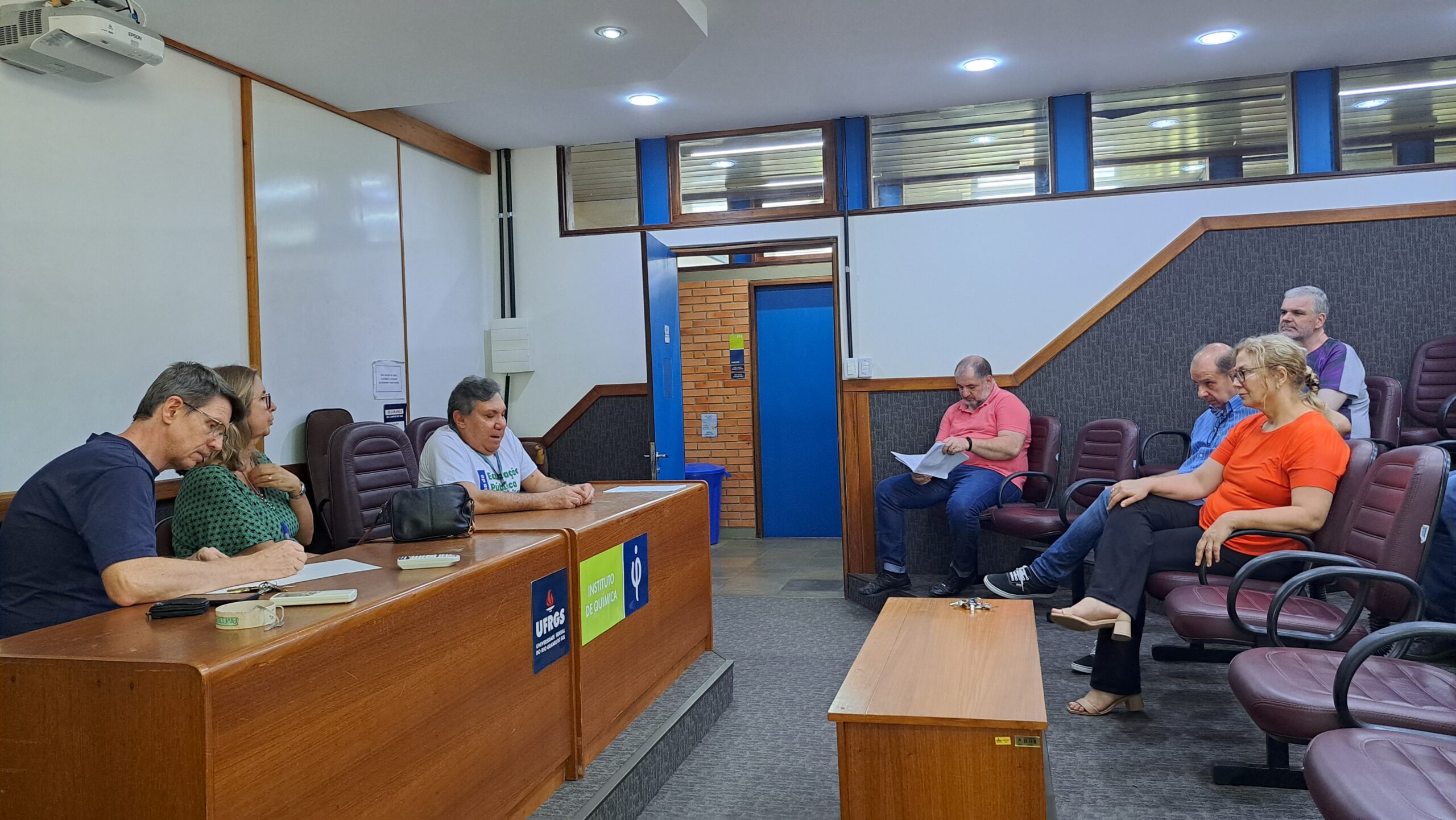 Mesa e plateia no auditório do Instituto de Química da UFRGS